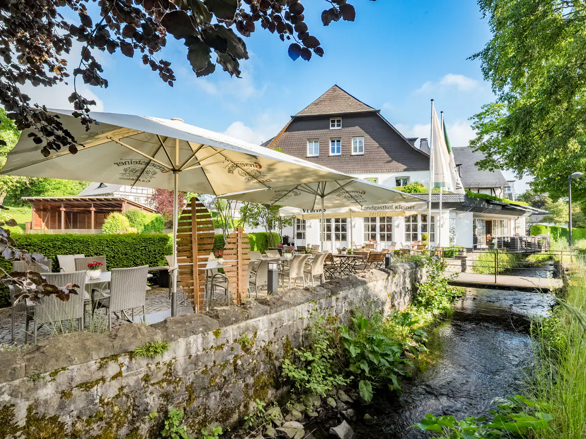 Biergarten des Landgasthofs mit Sonnenschirmen, Rastplatz nach der Radtour