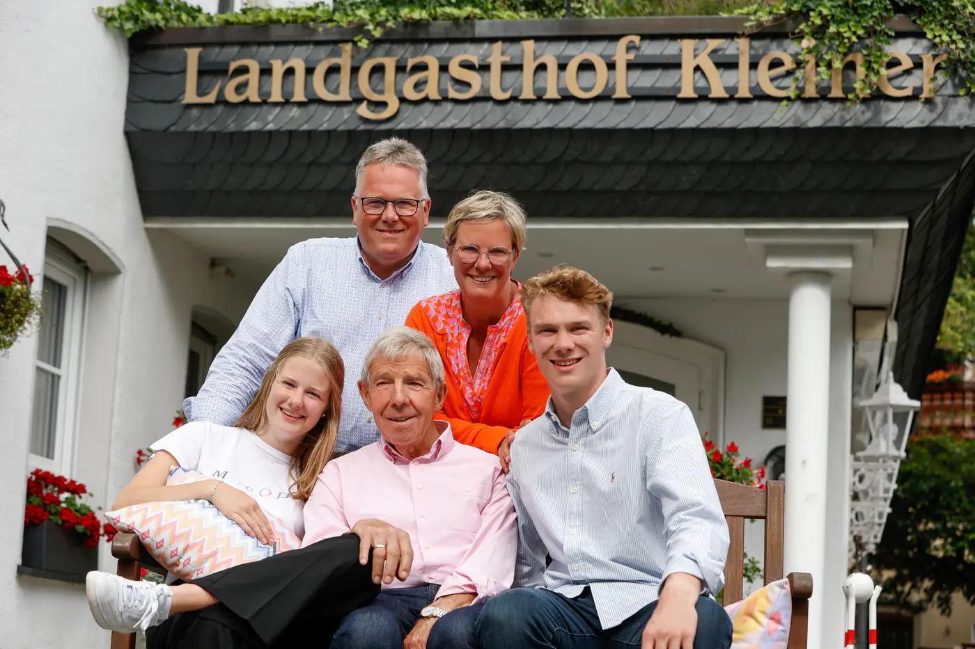 Familie Kleiner unter dem Schriftzug des Landgasthofs vor dem Hoteleingang