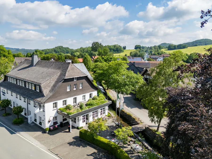 Luftbild des Landgasthofs Kleiner mit den umliegenden Häusern in Stockum