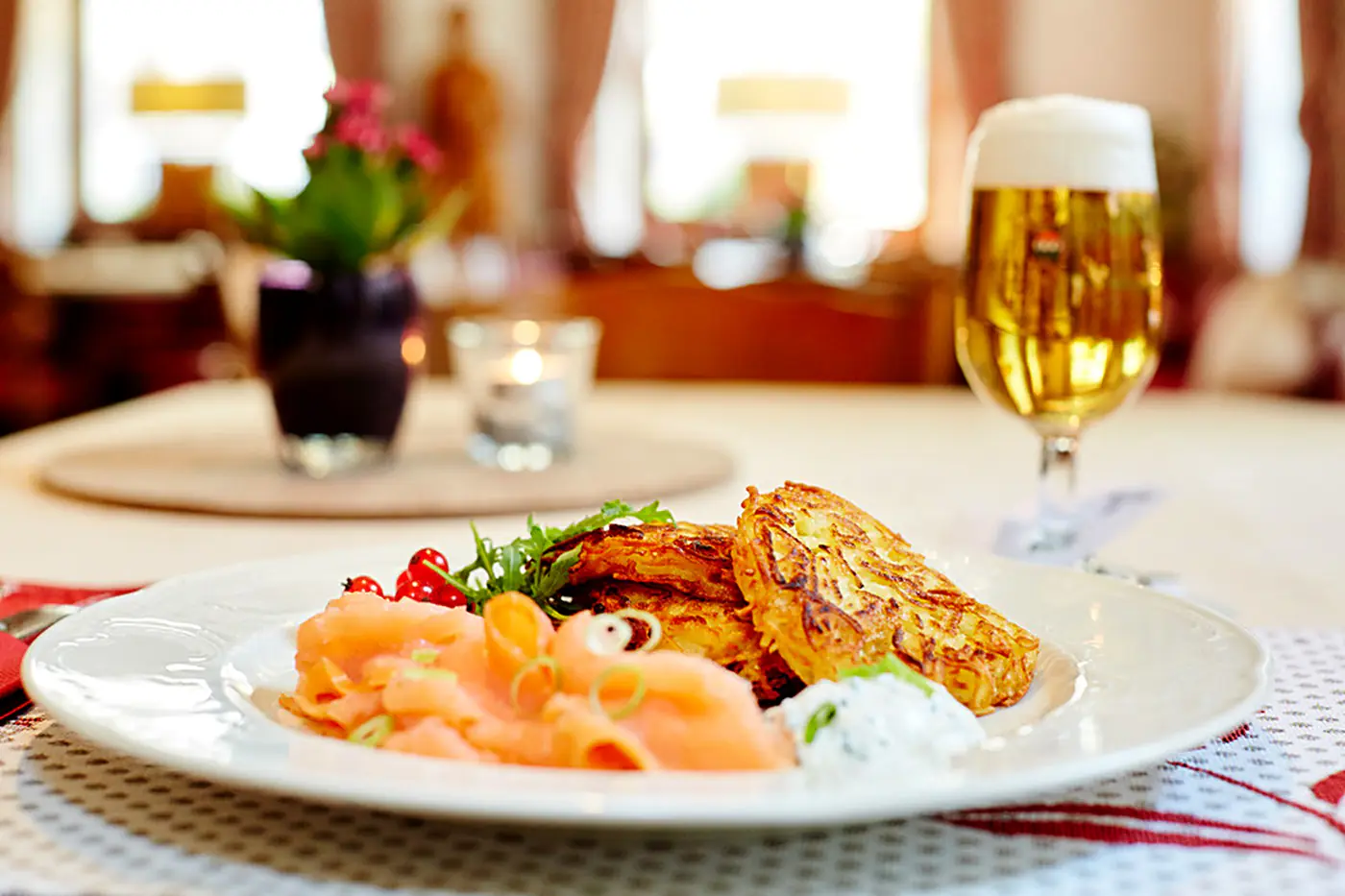 Räucherlachs auf Kartoffelrösti, dazu ein frisch gezapftes Bier