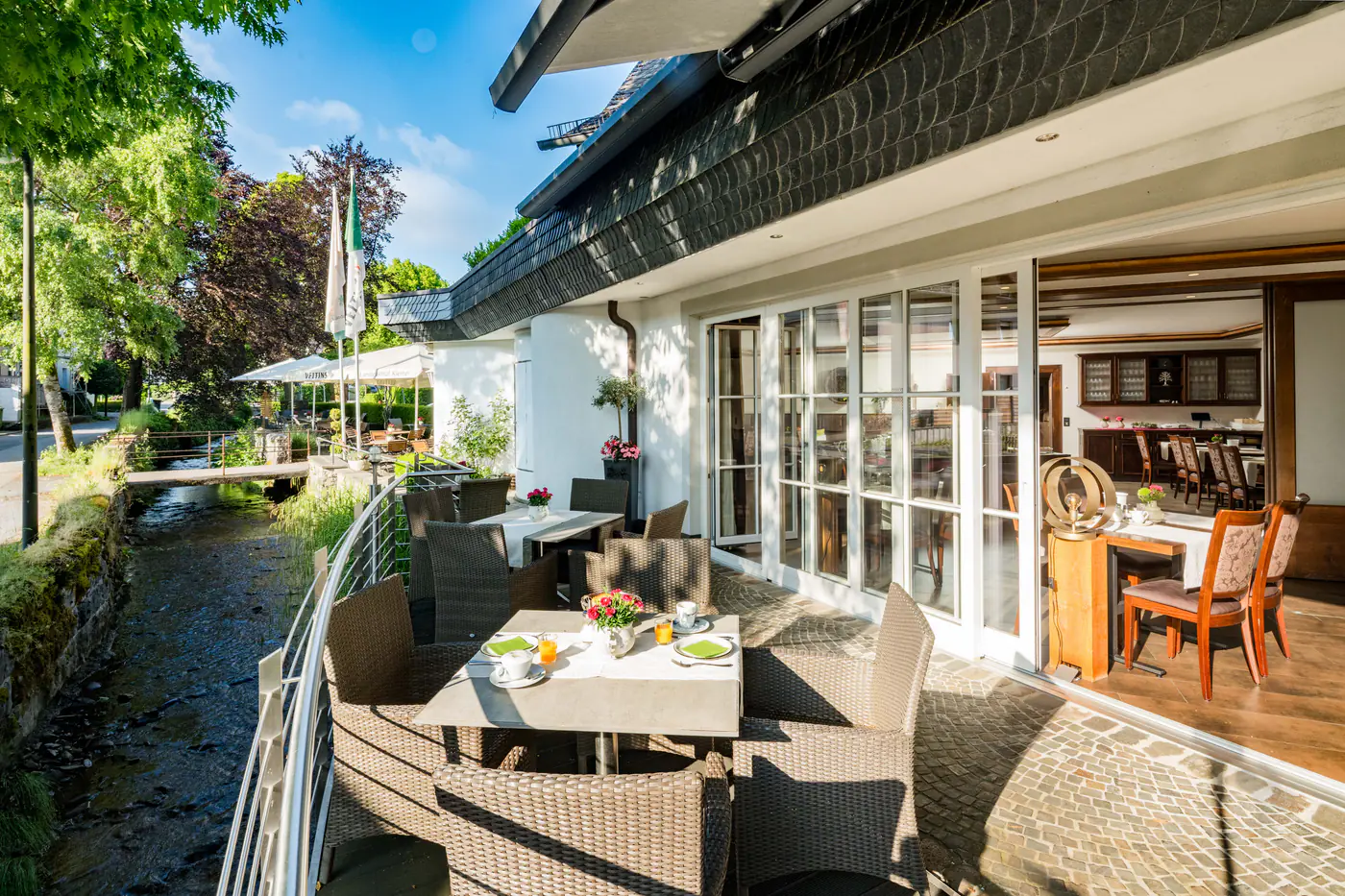 Bachterrasse Seebühne mit gedeckten Tischen direkt am Stockumer Bach