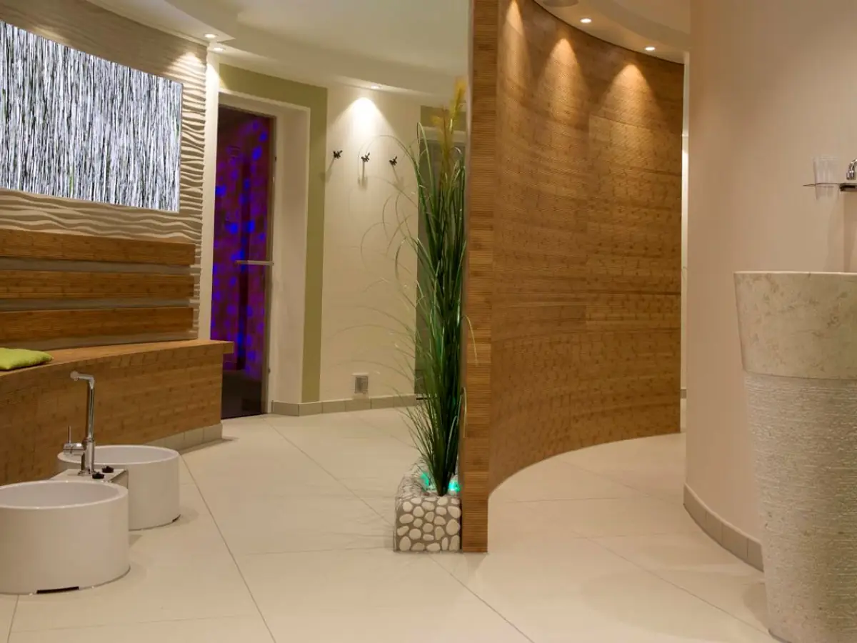 Erlebnisdusche und Waschbecken im Spa-Bereich