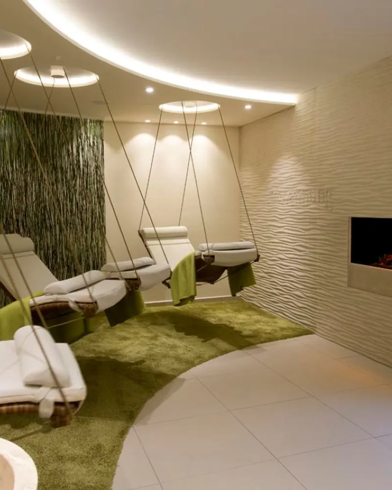 Schwebeliegen vor dem Kamin im Ruheraum des Kleiner’ Spa