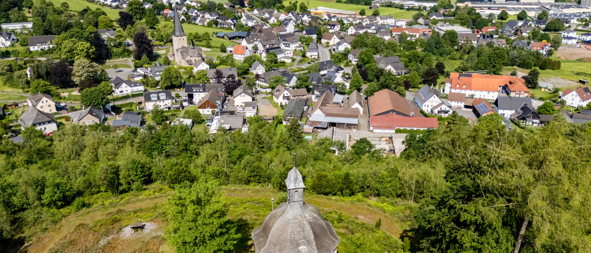 Luftbild von Stockum mit der Rehbergkapelle im Vordergrund