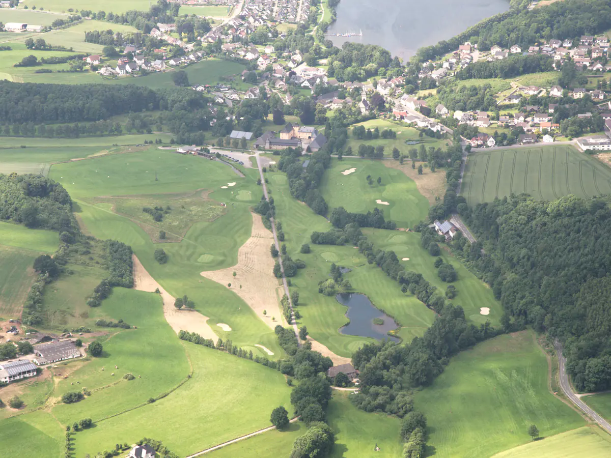 Luftbild des Golfplatzes in Sundern-Amecke mit Grüns, Bunkern und Teich