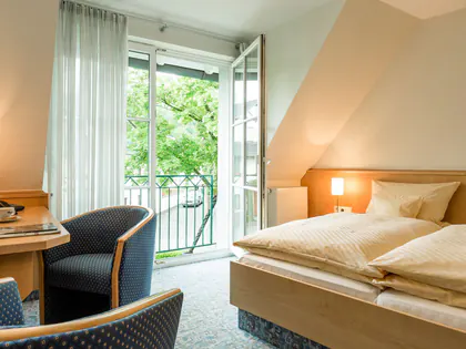 Schlafraum des Appartements mit Zugang zum Balkon