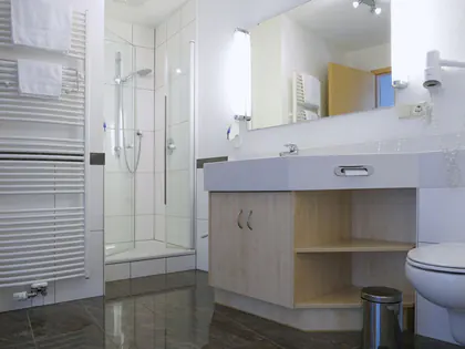 Bad des Zwei-Raum-Appartements mit Dusche