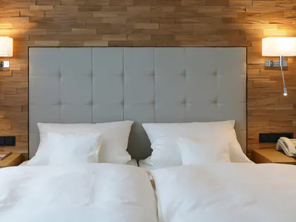 Doppelzimmer Bergmer Landhaus mit Boxspring-Betten und blauen Akzenten