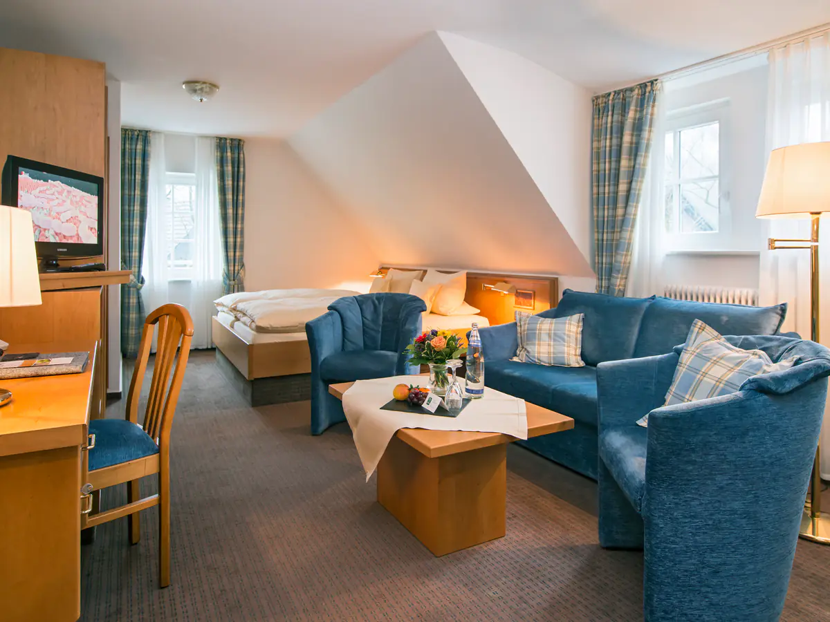 Doppelzimmer Kahlenberg unter der Dachschräge mit heller Bettwäsche