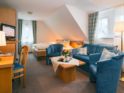 Doppelzimmer Kahlenberg unter der Dachschräge mit heller Bettwäsche