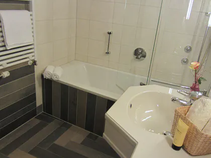 Badezimmer im Kahlenberg-Zimmer mit Badewanne