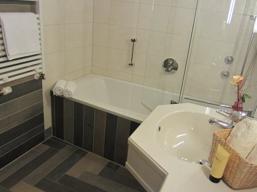 Badezimmer im Zimmer Kahlenberg unter der Dachschräge