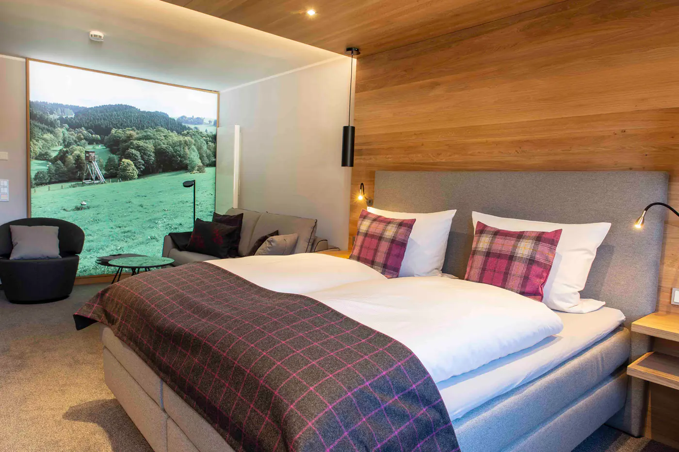 Doppelzimmer Rehberg Landhaus mit Boxspringbett und großem Fenster