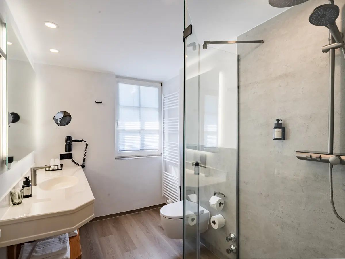 Helles Badezimmer im Rehberg Landhaus mit Dusche
