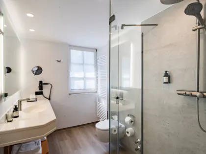 Modernes Bad im Rehberg Landhaus mit bodengleicher Dusche